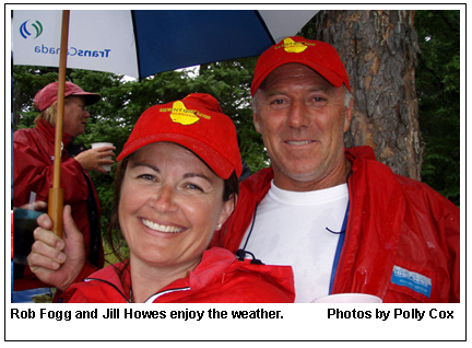 Rob Fogg and Jill Howes enjoy the weather. Photo by Polly Cox