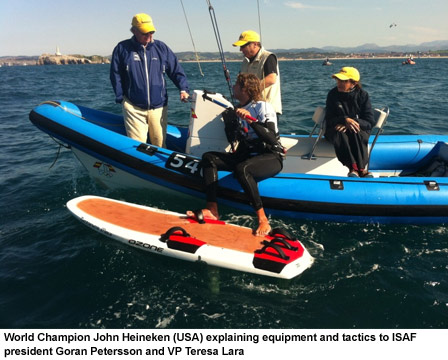  World Champion John Heineken (USA) explaining equipment and tactics to ISAF president Goran Petersson and VP Teresa Lara