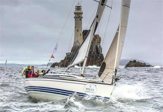 Dutch yacht QUE GUAPA at the Fastnet rock