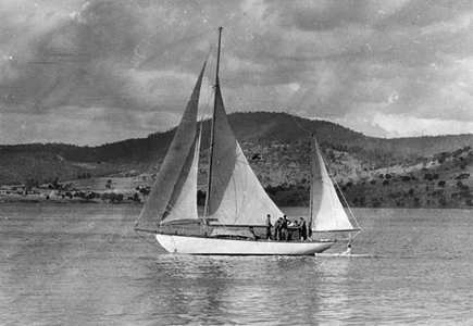 Wayfarer (left) - one of the competitors in the first Rolex Sydney Hobart (1945) & the start from the 1986 race (right)