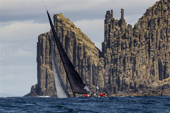 Paul Clitheroe's BALANCE (AUS) passing Organ Pipes